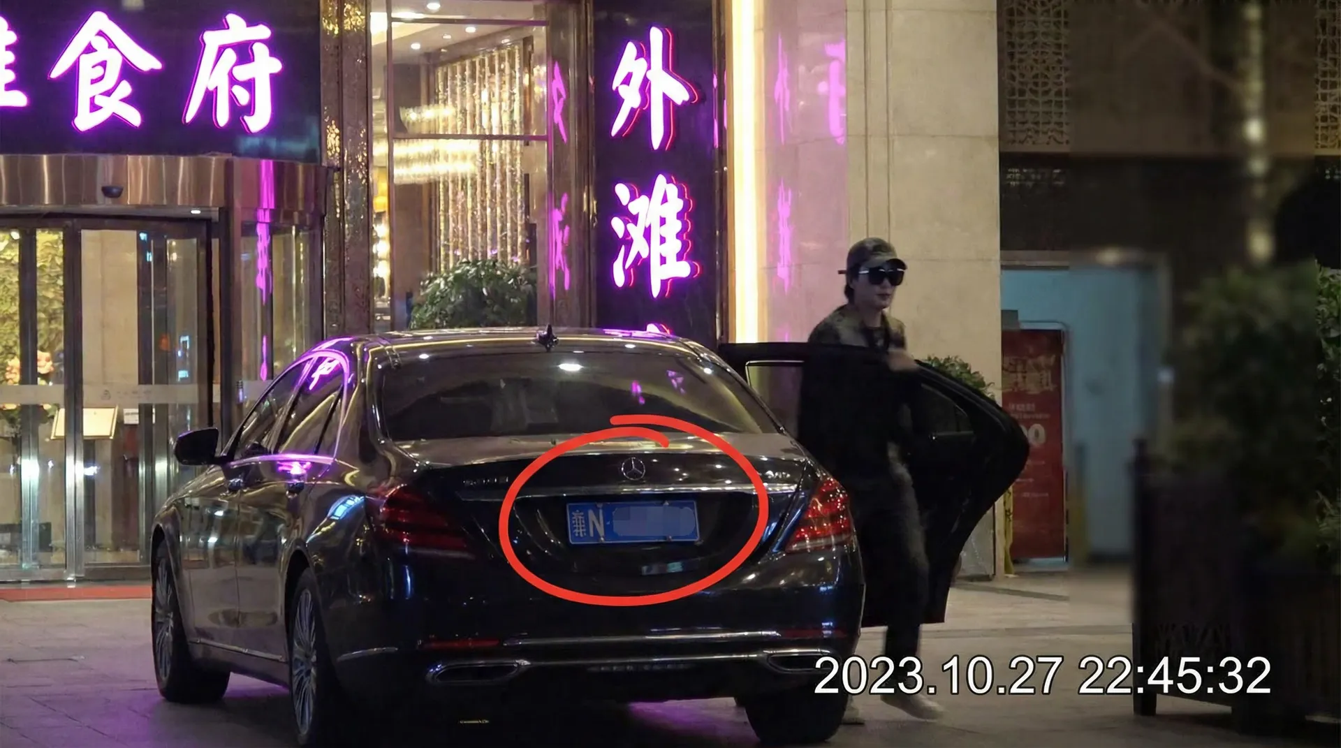 【海角黑料专区】海角黑料最新更新 - 热点爆料导航 - 豪车餐厅外被拍